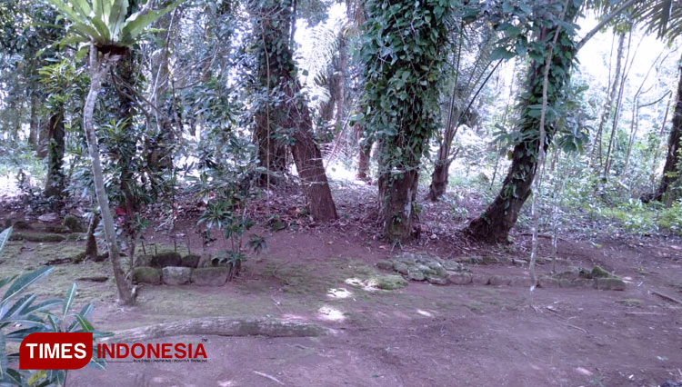 Some tombs belongs to some public figure during Galuh Kingdom at Tatar Ciamis. (Photo: Natasya/TIMES Indonesia)