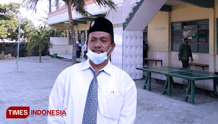 Kepala Desa Randuboto Andhi Sulandra saat berada di MTs Nurul Jadid. (Foto: Akmal/TIMES Indonesia)