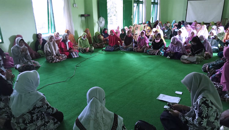 Muslimat NU Pamekasan Ngaji Kitab At-Tibyan
