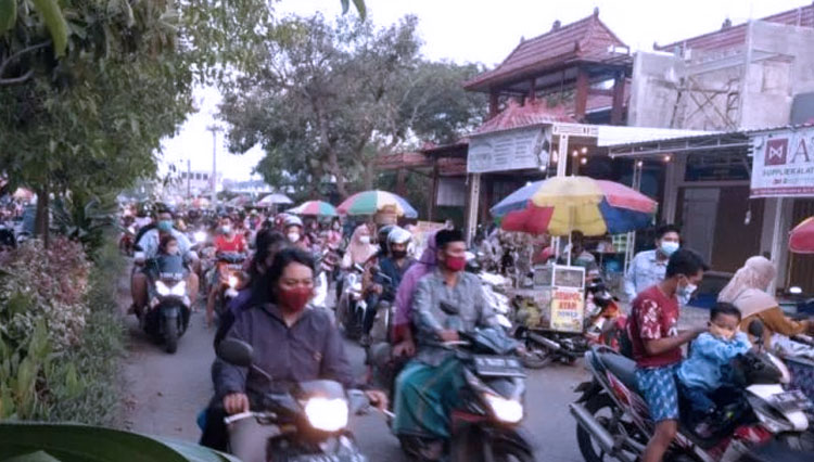 Kemacetan di jalan raya lingkungan Suromalang, Perumahan Surodinawan, Kota Mojokerto. (Foto: Dok. Grup Facebook Info Lantas Mojokerto)