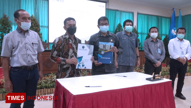Pihak Polije dan Polinema menunjukkan MoU yang telah mereka tanda tangani terkait persiapan Polije menjadi BLU. (Foto: Muhammad Faizin/TIMES Indonesia)