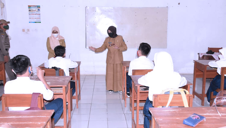 Sidak dilakukan Wali Kota Banjar untuk meninjau pelaksanaan PTM di SMPN 1 Banjar (FOTO: Susi/TIMES Indonesia)
