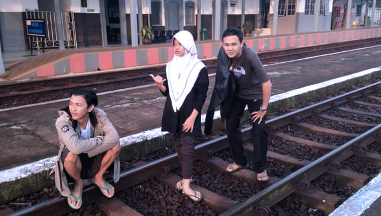 Beberapa warga sedang mengambil gambar di depan stasiun Banjar. (Foto: FB/Ikangantang)