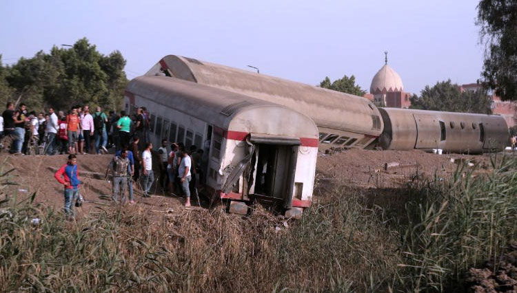 Gerbong kereta yang anjlok di Cairo, Mesir. (Foto: CNN)