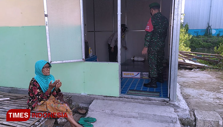 Bhabinkamtibmas Bripka Hadi Supriyanto yang didampingi Babinsa Serda Marjuki saat di rumah Ibu Maruji, Warga Desa Sembayat. (Foto: Akmal/TIMES Indonesia)