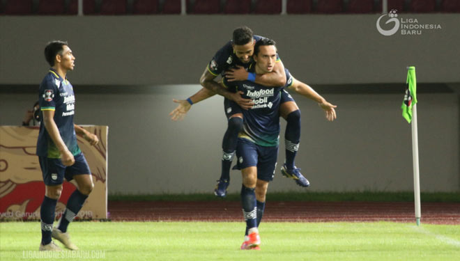 Selebrasi Ezra Walian setelah mencetak gol untuk Persib (Foto: ligaindonesiabaru.com) 