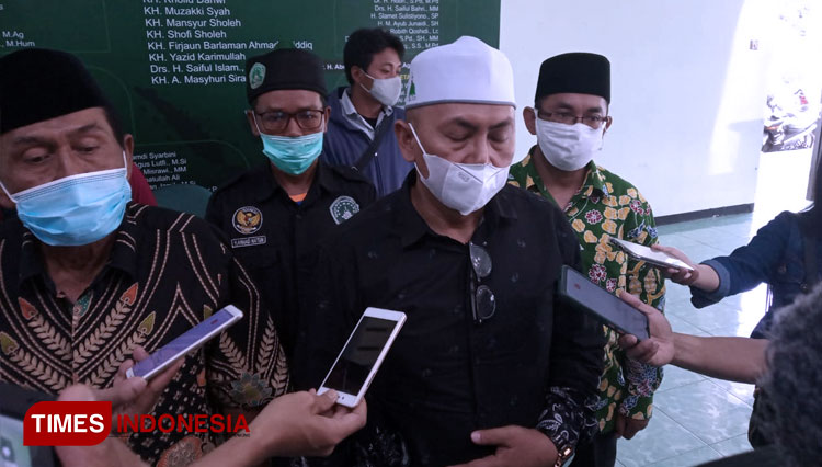 Ketua Pagar Nusa Jember, H. Fathorrozi (tengah) dalam jumpa pers di kantor PCNU Jember. (Foto: Muhammad Faizin / TIMES Inodnesia)