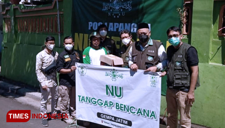 Kegiatan Tim Kesehatan RSI Unisma di Dampit, Kabupaten Malang, door to door ke rumah-rumah warga. (FOTO: AJP TIMES Indonesia)