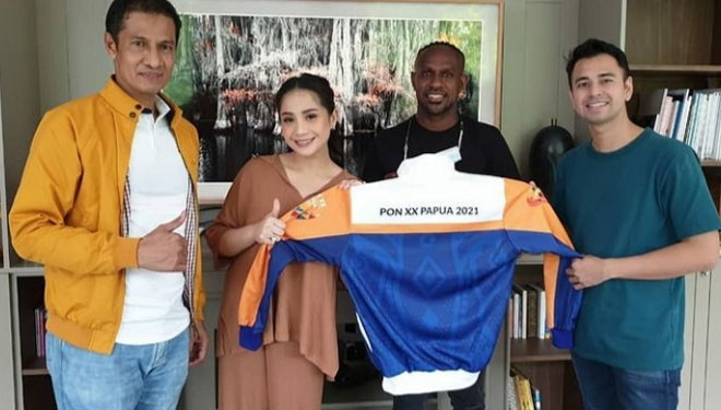 Penyerang Andalan Persipura Jayapura, Boaz Solossa bersama selebriti papan atas Raffi Ahmad dan Nagita Slavina saat menunjukkan kostum PON 2021 di Papua (foto: Instagram/Boaz Solossa)