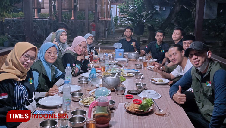 Pengunjung Jabar Bergerak Majalengka, tengah menikmati berbuka puasa di Rumah Makan Nera, Majalengka. (Foto: Jaja Sumarja/TIMES Indonesia)