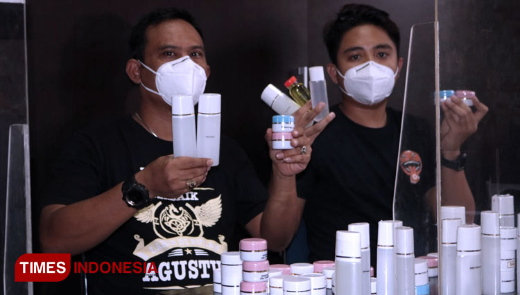 Petugas tunjukan barang bukti kosmetik tanpa izin edar (FOTO : Humas Polres BNA for TIMES Indonesia)