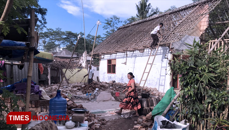 Terlihat salah satu rumah yang berada di Dampit, Kabupaten Malang yang rusak akibat gempa beberapa waktu lalu. (FOTO: Rizky Kurniawan Pratama/TIMES Indonesia)