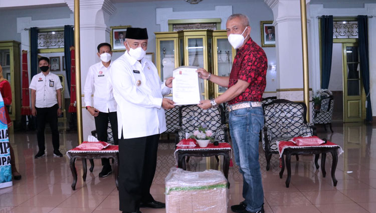 Bupati Malang Abah Sanusi ketika menerima bantuan dari REI Malang. (FOTO: Humas Pemkab Malang)