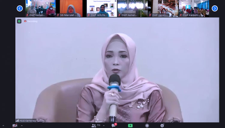Penasihat DWP Kemenag Eny Retno Yaqut Cholil Qoumas saat membuka Webinar Nasional Saya Perempuan Anti Korupsi (SPAK), di Jakarta. (Foto: Dokumentasi Kemenag)