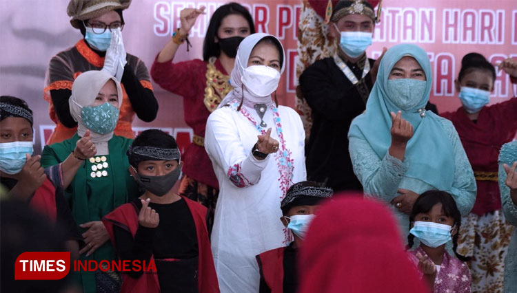 Dra Hj Dewanti Rumpoko MSi saat memberikan santunan dalam seminar perempuan tangguh yang digelar DWP Kota Batu. (FOTO: Muhammad Dhani Rahman/TIMES Indonesia)