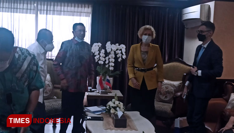 Wakil Ketua MPR RI Fadel Muhammad saat melakukan pertemuan dengan Dubes Rusia Lyudmila G. Vorobyova di gedung Parlemen, Senayan, Jakarta. (FOTO: Hasbullah/TIMES Indonesia)