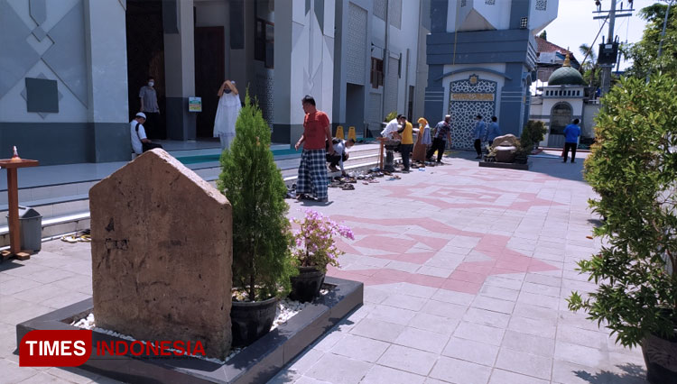 Gentong-air-dan-batu-pasujudan-di-Masjid-Agung-Lamongan-2.jpg
