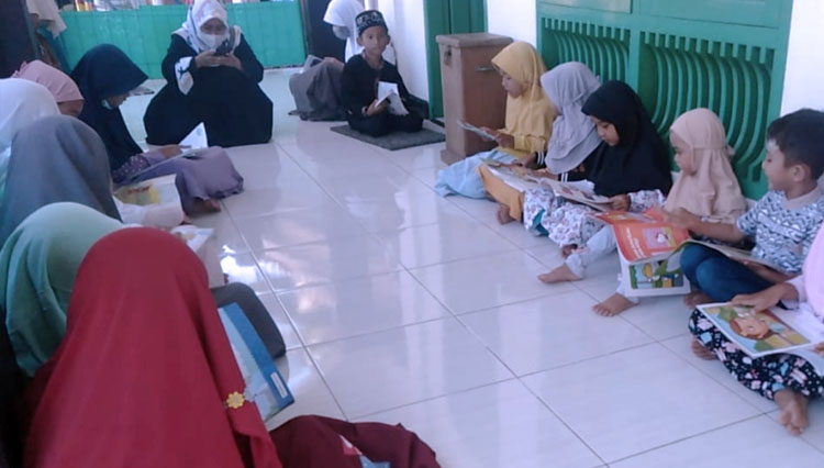 Gerakan literasi santri baca buku di bulan Ramadan di Pangandaran. (FOTO: Dokumen Muhammad Mansur)