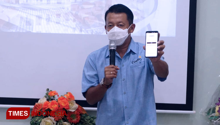 Hary Sasono owner Bluder Cokro menunjukkan aplikasi Cokro Channel. (Foto : Agus Afandi/TIMES Indonesia)