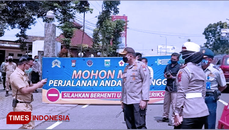 Kapolres Malang AKBP Hendri Umar ketika meninjau pos check poin lebaran tahun lalu. (Foto : dok TIMES Indonesia).