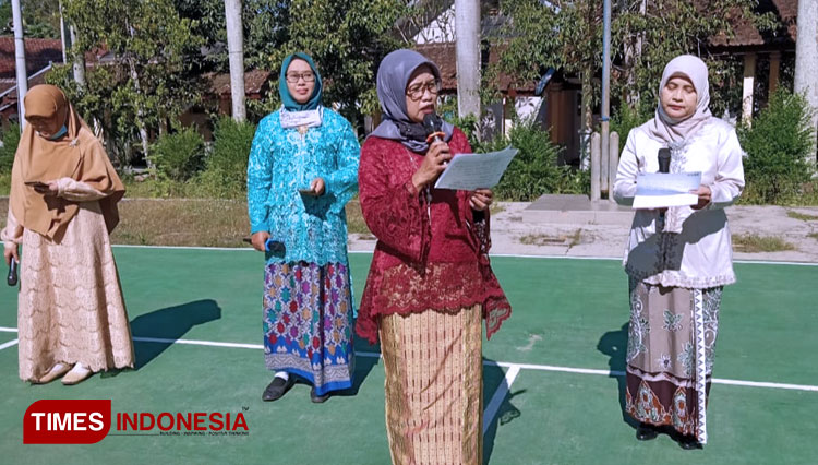Kepala sekolah SMK PP Negeri 1 Tegalampel Bondowoso membacakan puisi tentang  Raden Ajeng Kartini yang memperjuangkan emansipasi wanita (FOTO: Moh Bahri/TIMES Indonesia).