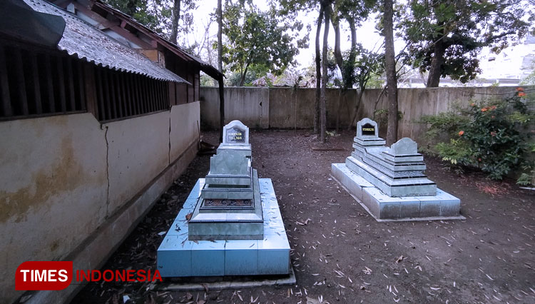 Kompleks Makam Syekh Alimuddin yang dirindangi oleh Pohon Nagasari.(Foto: Muhamad Jupri/TIMES Indonesia)