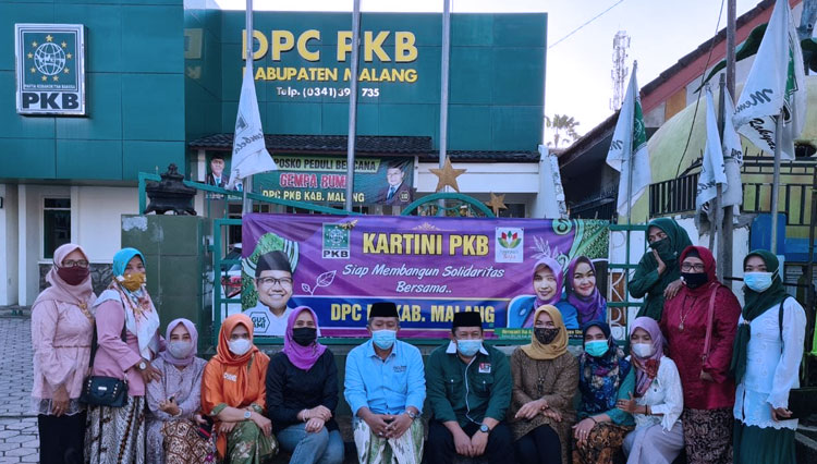 Para anggota DPC Perempuan Bangsa Kabupaten Malang saat membagikan takjil kepada warga yang melintas di depan kantor DPC PKB Kabupaten Malang, Rabu (21/4/2021). (Foto: DPC Perempuan Bangsa Kabupaten Malang for TIMES Indonesia)