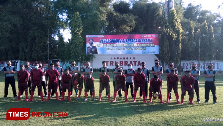 Beri Rasa Aman, Polres Madiun Ajak Pelajar Papua Main Bola