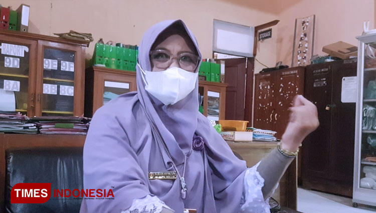 Wakasek kesiswaan SMPN 2 Ngawi, Nur Aini memberikan keterangan kepada TIMES Indonesia. (Foto: M. Miftakul/TIMES Indonesia)