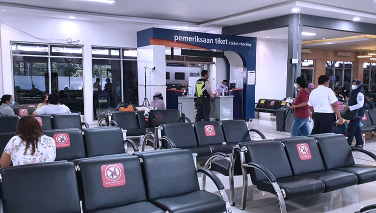 Susasana ruang tunggu KA eksekutif stasiun Surabaya Pasarturi yang menjadi ruang tunggu sementara KA ekonomi paaca ambrol. (Foto: dok. Humas PT KAI DAOP 8 Surabaya)