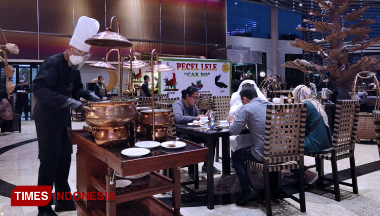 Para tamu sedang menikmati sajian menu Arabic yang langsung disajikan secara langsung di ​The Singhasari Resort and Convention, Batu. (Foto-foto: ​The Singhasari Resort and Convention for TIMES Indonesia)