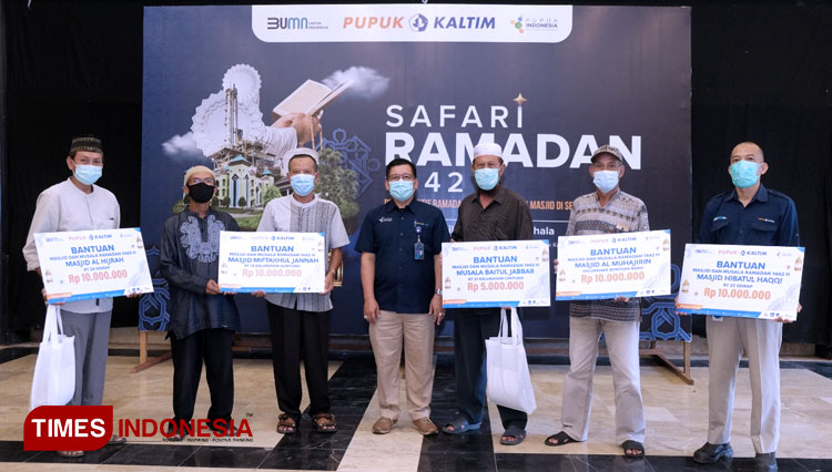 VP Humas PKT Tommy Johan Agusta menyerahkan bantuan dana operasional kepada perwakilan pengurus dan takmir masjid di Hotel Grand Equator (FOTO: Humas PKT For TIMES Indonesia)