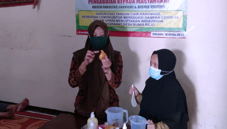 Pembuatan sabun cuci tangan berbahan lemon bersama Dosen FEB Unisma Deny Irfayanti, SE, MM dan Ibu-ibu PKK Bunulrejo