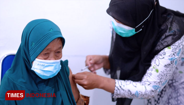 Kalangan lansia jadi prioritas vaksinasi Covid karena dinilai memiliki resiko tinggi jika terpapar. (FOTO: Wiwit/TIMES Indonesia)