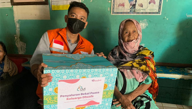 Bantuan Laznas LMI kepada korban terdampak banjir di Kalimantan Selatan, Kamis (22/4/2021). (Foto: Dok. Laznas LMI) 