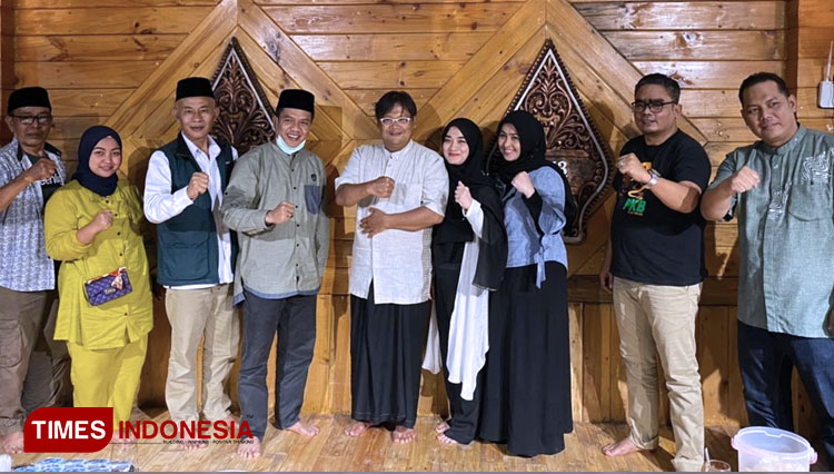 Bupati Bandung terpilih HM Dadang Supriatna mengunjungi Padepokan Giri Harja 3, di Kampung Giri Harja, Kel Jelekong, Kec Baleendah, Kab Bandung, Rabu (21/4/21) petang. (FOTO: Iwa/TIMES Indonesia)