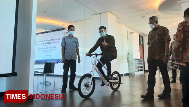 Dirjen Diksi saat mencoba E-bike dengan bekerja sama dengan Polygon (Foto: Shinta Miranda/TIMES Indonesia)