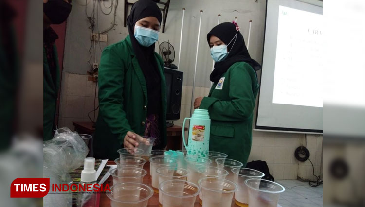 Mahasiswa Fakultas Kesehatan Universitas Nahdlatul Ulama Surabaya (Unusa) sedang menjelaskan prosedur penggunaan herbal ke guru SDN Pacar Kembang 1 Surabaya. (Foto-foto: Unusa for TIMES Indonesia)
