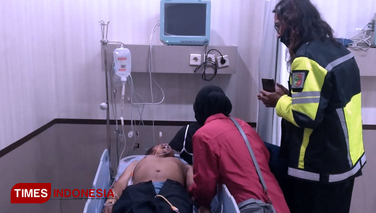 Haris ditemani sang istri saat koma di IGD RSUD Kota Banjar (FOTO: Susi/TIMES Indonesia)