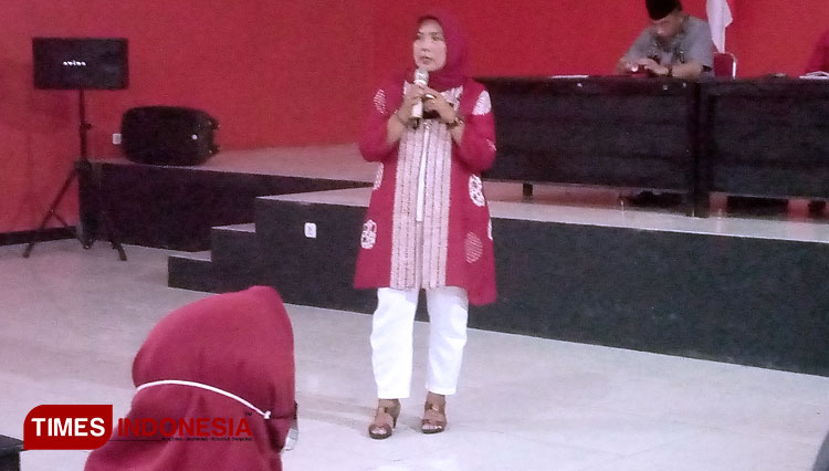 Hj Sri Ruwiyati SE MM Sekretaris Komisi E DPRD Provinsi Jateng saat melakukan pengarahan kepada kader perempuan Banjarnegara (Foto: Muchlas Hamidi/TIMES Indonesia)