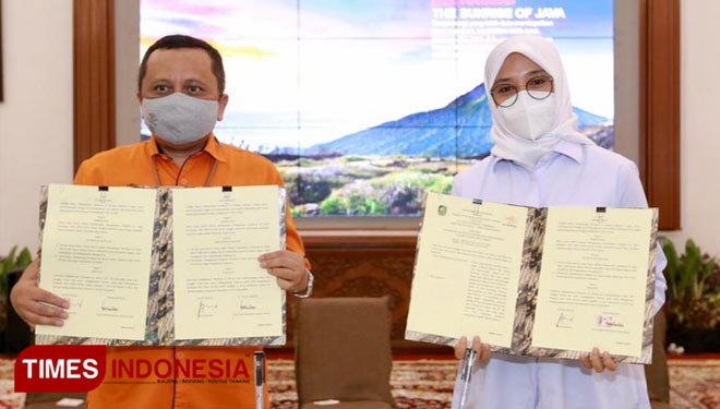 Bupati Banyuwangi Ipuk Fiestiandani Azwar Anas dan Kepala PT Pos Indonesia Regional Jawa Timur Adi Sunarno meneken kerja sama. (Foto: Rizki Alfian/ TIMES Indonesia)
