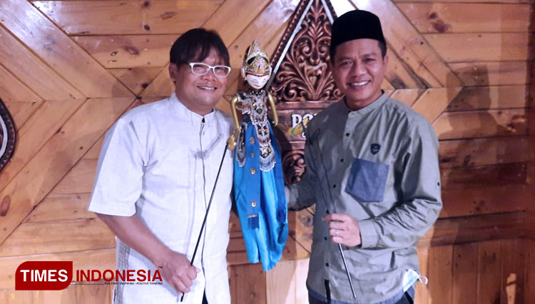 Bupati Bandung terpilih HM Dadang Supriatna mengunjungi Padepokan Giri Harja 3, di Kampung Giri Harja, Kel Jelekong, Kec Baleendah, Kab Bandung, Rabu (21/4/21) malam. (FOTO: Iwa/TIMES Indonesia)