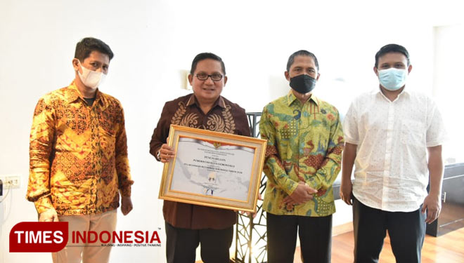 Wali Kota Gorontalo, Marten Taha saat menerima penghargaan dari Kementerian Pendayagunaan Aparatur Negara dan Reformasi Birokrasi (Menpan RB). (Foto: Humas Pemkot Gorontalo) 