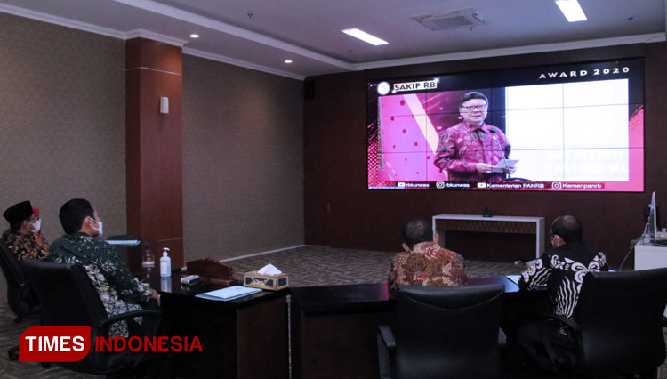 Menpan RB Tjahjo Kumolo saat menyampaikan hasil evaluasi Reformasi Birokrasi SAKIP Pemkab Lamongan dengan predikat A secara virtual, Kamis (22/04/2021), Foto : Moch. Nuril Huda/TIMES Indonesia). 