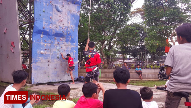 Para atlet Panjat tebing dari FPTI Pengcab Kota Tasikmalaya sedang  berlatih, ditonton oleh puluhan orang yang sedang ngabuburit di  lapang Dadaha (FOTO: Harniwan Obech/TIMES Indonesia)