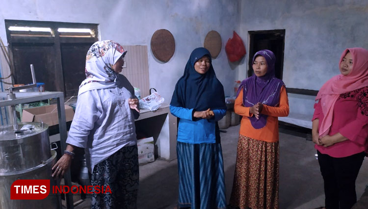 UGM Ajari Istri Peternak di Pacitan Mampu Mengolah Susu Segar