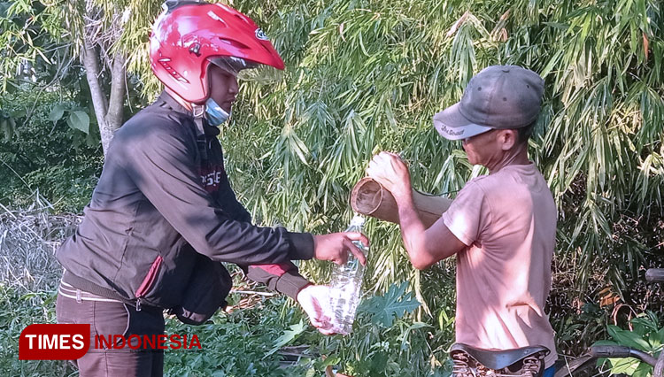 Penyadap pohon siwalan dan minuman Legen di Kabupaten Tuban, Kamis (22/04/2021). (Foto: Ahmad Istihar/TIMES Indonesia)