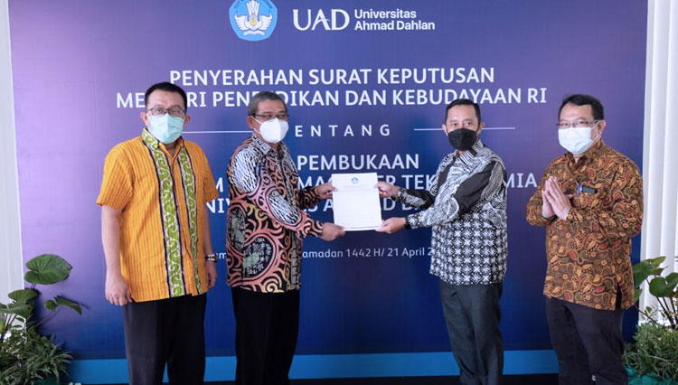 Kepala LLDIKTI Wilayah V DIY, Prof. Dr. Didi Achjari (kedua dari kanan) ketika menyerahkan SK Mendikbud RI tentang izin pembukaan Prodi Magister Teknik Kimia kepada Rektor UAD Dr. Muchlas, M.T (Foto: Humas UAD for TIMES Indonesia) 