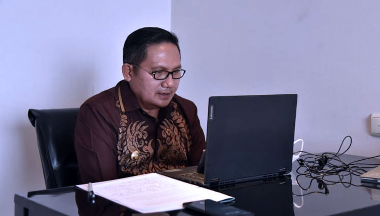 Wali Kota Gorontalo, Marten Taha saat mengikuti rapat Forum Komunikasi Pimpinan Daerah (Forkopimda) yang dilakukan Pemerintahan Provinsi Gorontalo melalui Virtual (Foto: Humas Pemkot Gorontalo) 