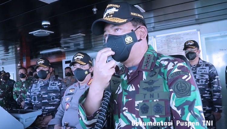 Panglima TNI Marsekal Hadi Tjahjanto saat memberi instruksi di atas anjungan KRI Dr Soeharso, Kamis (22/4/2021). (foto: Puspen TNI)